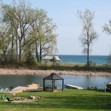 Hadovka Lakeside Inn Wellington Exterior photo
